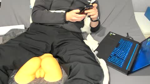 D online show from February 3, 7:00 pm