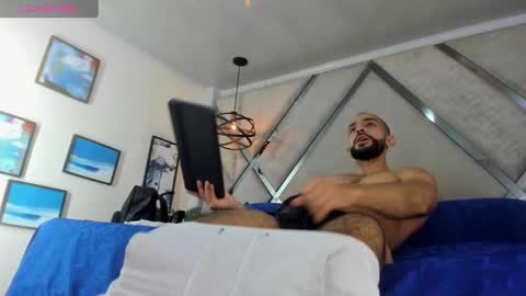 Yiyo online show from December 8, 3:13 pm