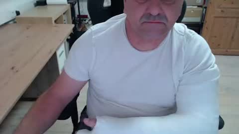 yoschi1976 online show from October 26, 8:38 am