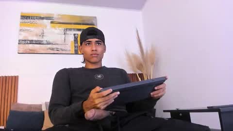 Snapshot of zander_2120 chatting on October 24, 1:46 pm Zander online show from October 24, 1:46 pm