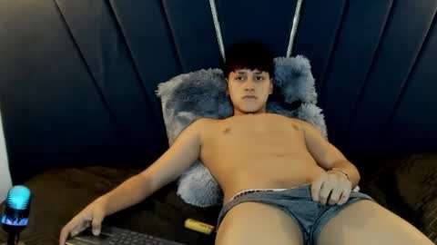 Snapshot of zeusapollofuck chatting on September 15, 8:54 pm zeusapollofuck online show from September 15, 8:54 pm