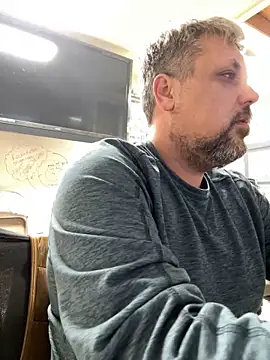 Snapshot of tank32s chatting on January 4, 9:00 am tank32s online show from January 4, 9:00 am