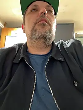 Snapshot of tank32s chatting on December 21, 10:28 am tank32s online show from December 21, 10:28 am