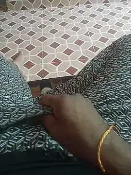 Snapshot of deshifuckers chatting on February 11, 2:57 am deshifuckers online show from February 11, 2:57 am