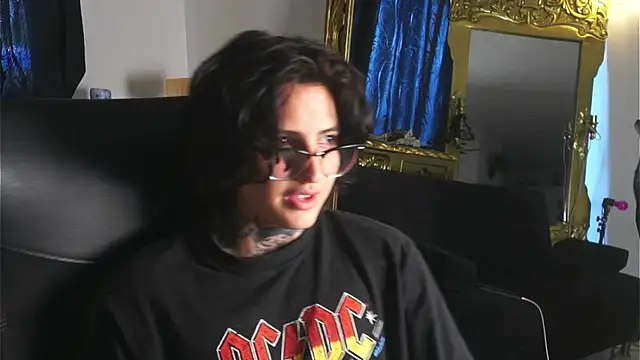 Snapshot of dantecoppolaa_ chatting on January 6, 7:24 pm dantecoppolaa  online show from January 6, 7:24 pm