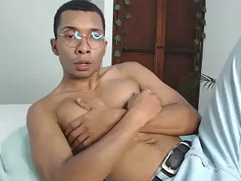 Snapshot of Aaronblack1_ chatting on December 16, 11:18 pm Aaronblack1  online show from December 16, 11:18 pm