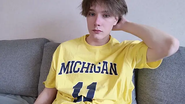 callmenineoneseven online show from October 13, 7:47 am