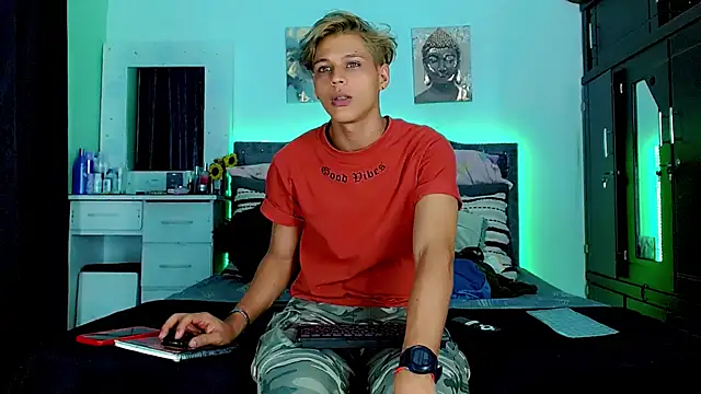 Snapshot of Liamscott_ chatting on September 15, 9:27 pm Liamscott  online show from September 15, 9:27 pm