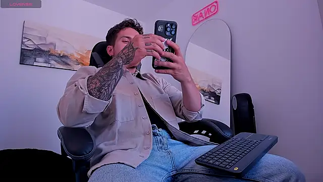 Snapshot of LucianSinclair chatting on January 18, 6:43 pm LucianSinclair online show from January 18, 6:43 pm