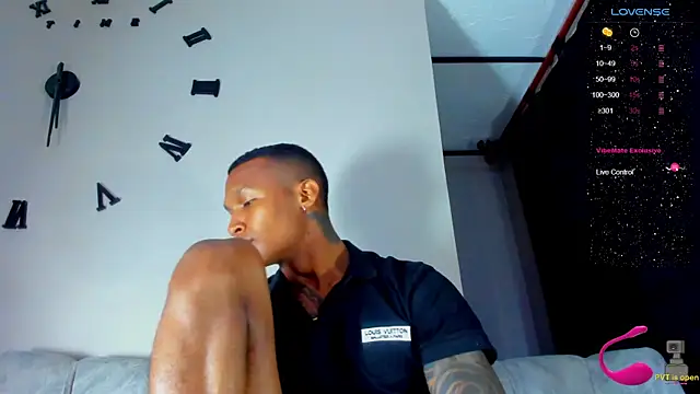 Snapshot of esteveen_ortegas_ chatting on December 14, 7:29 am esteveen ortegas  online show from December 14, 7:29 am