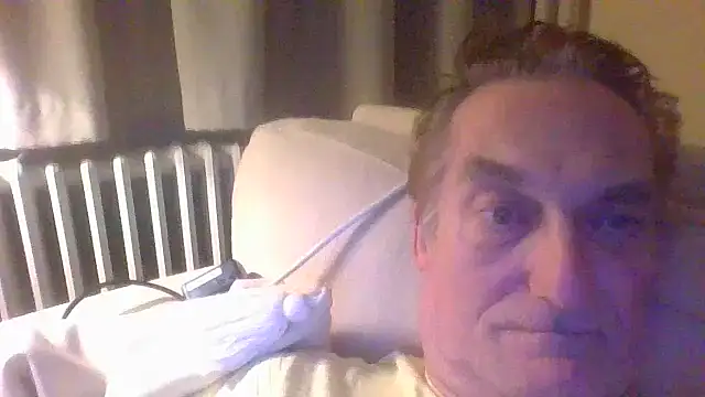 Snapshot of Alain-Bertrand chatting on October 24, 11:39 pm Alain-Bertrand online show from October 24, 11:39 pm