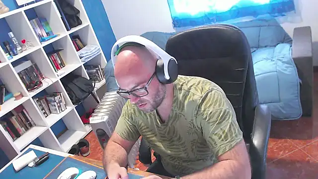 ravingr4d4 online show from April 10, 1:18 pm