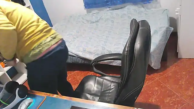 ravingr4d4 online show from March 7, 11:57 pm