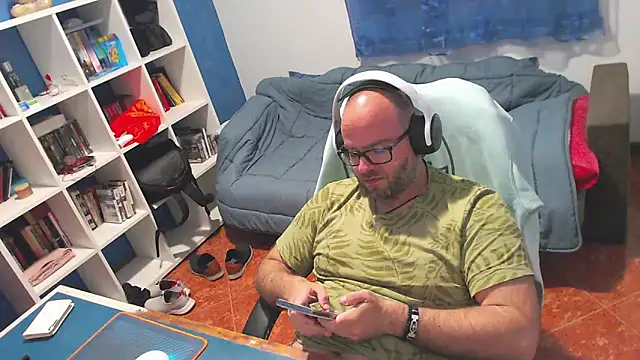 ravingr4d4 online show from May 6, 9:37 pm