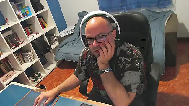 ravingr4d4 online show from April 30, 9:19 pm