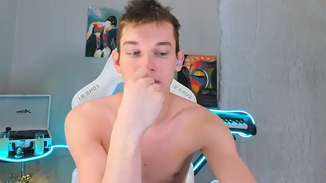 Snapshot of 4ever_dude chatting on February 12, 5:05 am 4ever dude online show from February 12, 5:05 am