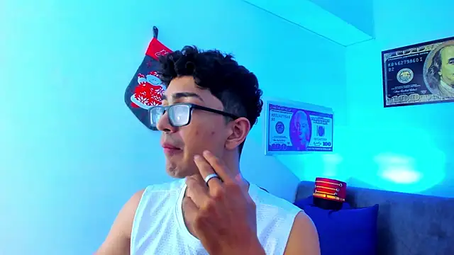 Snapshot of TylerWhite_ chatting on December 15, 2:52 am TylerWhite  online show from December 15, 2:52 am