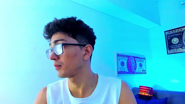 Snapshot of TylerWhite_ chatting on December 15, 1:00 pm TylerWhite  online show from December 15, 1:00 pm