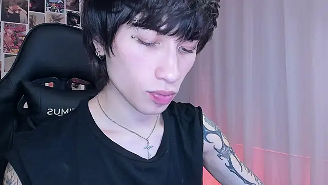 Snapshot of liamelf chatting on January 6, 5:52 am liamelf online show from January 6, 5:52 am