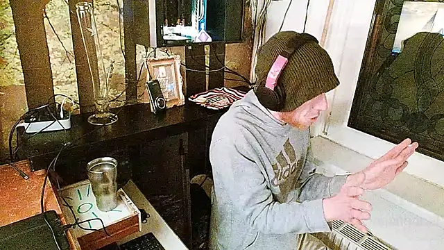 Snapshot of BongChannel chatting on December 9, 9:54 pm BongChannel online show from December 9, 9:54 pm