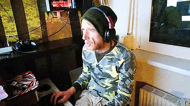 Snapshot of BongChannel chatting on December 17, 9:27 pm BongChannel online show from December 17, 9:27 pm