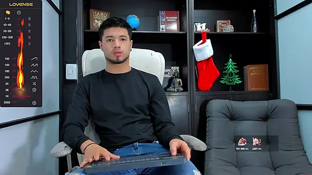 Snapshot of EdwardRoss_ chatting on December 17, 8:32 pm EdwardRoss  online show from December 17, 8:32 pm