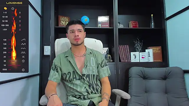 Snapshot of EdwardRoss_ chatting on December 12, 8:10 pm EdwardRoss  online show from December 12, 8:10 pm