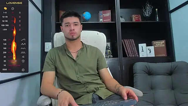 Snapshot of EdwardRoss_ chatting on December 9, 7:46 pm EdwardRoss  online show from December 9, 7:46 pm