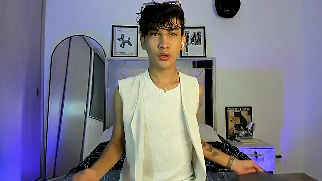 Snapshot of Adriien19 chatting on October 22, 3:54 am Adriien19 online show from October 22, 3:54 am