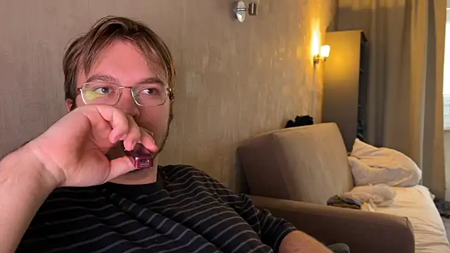 kiopiggy online show from November 4, 6:47 am