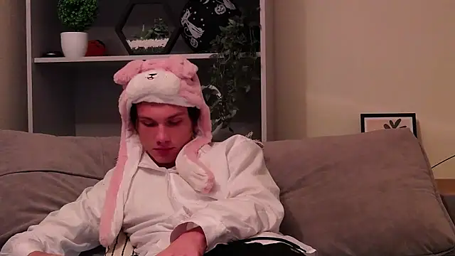 CalvinCay online show from December 3, 9:34 pm