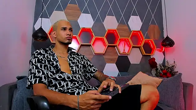 MagnusFrost online show from January 22, 7:45 pm