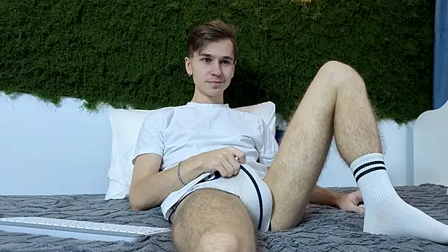 Joseph  Quinn online show from November 28, 6:38 am