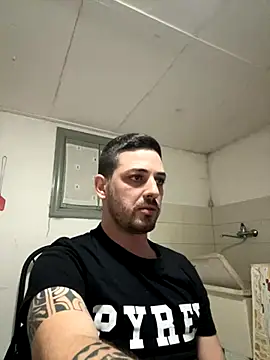 iltoscano95 online show from October 14, 7:21 pm