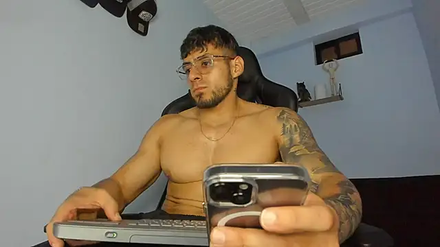 Snapshot of _Poseidon1_ chatting on March 7, 10:43 pm  Poseidon1  online show from March 7, 10:43 pm