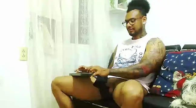 Snapshot of LewisStrong chatting on January 4, 6:40 pm LewisStrong online show from January 4, 6:40 pm