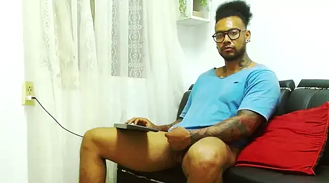 Snapshot of LewisStrong chatting on January 15, 1:02 am LewisStrong online show from January 15, 1:02 am
