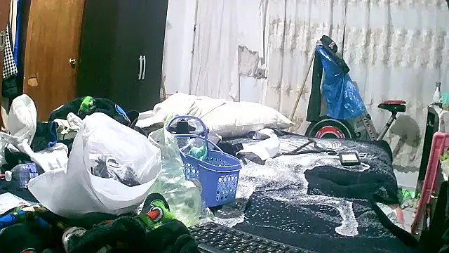 Snapshot of jperezofficial1 chatting on September 18, 7:21 am jperezofficial1 online show from September 18, 7:21 am