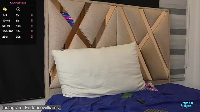 Snapshot of Derek_w chatting on October 31, 4:58 am Derek w online show from October 31, 4:58 am