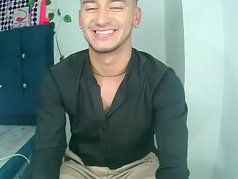 Snapshot of Kevin_Torres chatting on December 18, 5:37 am Kevin Torres online show from December 18, 5:37 am