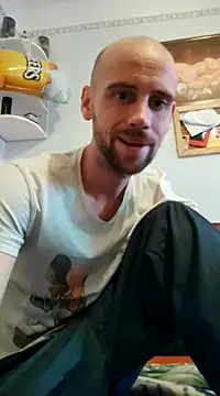 Snapshot of Rejtelmesest chatting on December 4, 9:18 am Rejtelmesest online show from December 4, 9:18 am