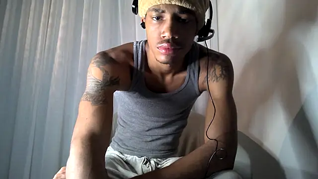 Snapshot of Skinnyblackman chatting on October 28, 1:19 am Skinnyblackman online show from October 28, 1:19 am