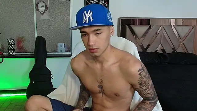 Snapshot of Damon__333 chatting on October 12, 6:57 pm Damon  333 online show from October 12, 6:57 pm