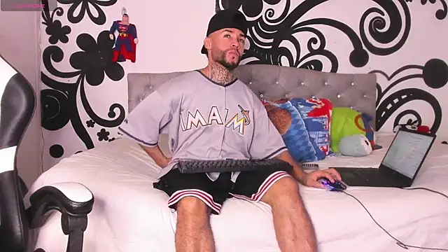 Snapshot of BruceNixon chatting on October 4, 10:14 pm BruceNixon online show from October 4, 10:14 pm