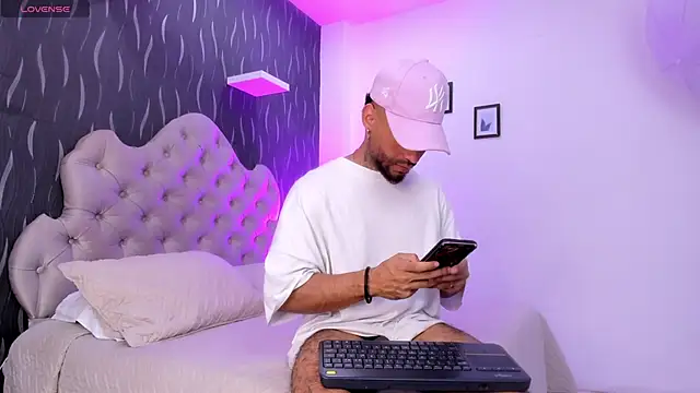 Snapshot of BruceNixon chatting on March 7, 9:27 pm BruceNixon online show from March 7, 9:27 pm