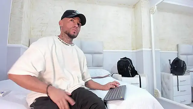 Snapshot of BruceNixon chatting on February 14, 8:26 pm BruceNixon online show from February 14, 8:26 pm