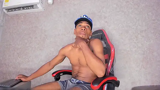 Snapshot of Jack_Muscles69_ chatting on October 31, 8:45 pm Jack Muscles69  online show from October 31, 8:45 pm