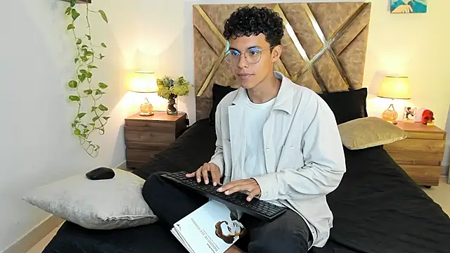 Snapshot of nickolas_moon chatting on October 29, 9:07 pm nickolas moon online show from October 29, 9:07 pm