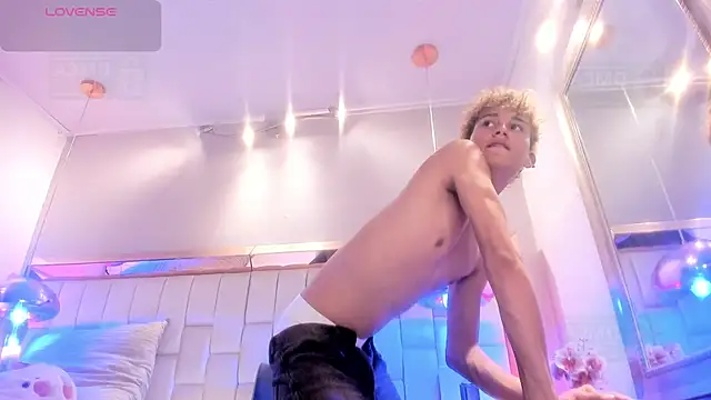 Twinkie-Alex18 online show from September 29, 8:59 pm