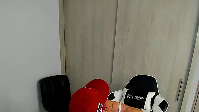 dafboy1 online show from November 5, 8:00 pm